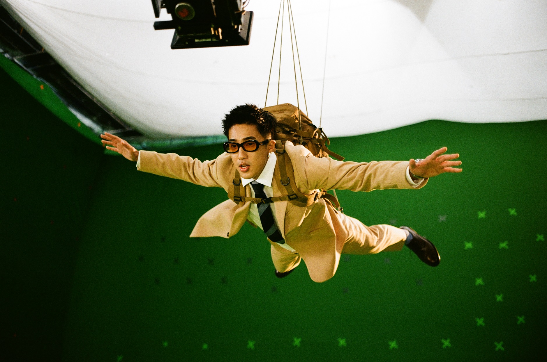 婁峻碩為大逃殺類手機遊戲「Free Fire - 我要活下去」打造主題〈Booyah〉，他為MV拍攝還吊鋼絲。（「想不到音樂工作室」提供）