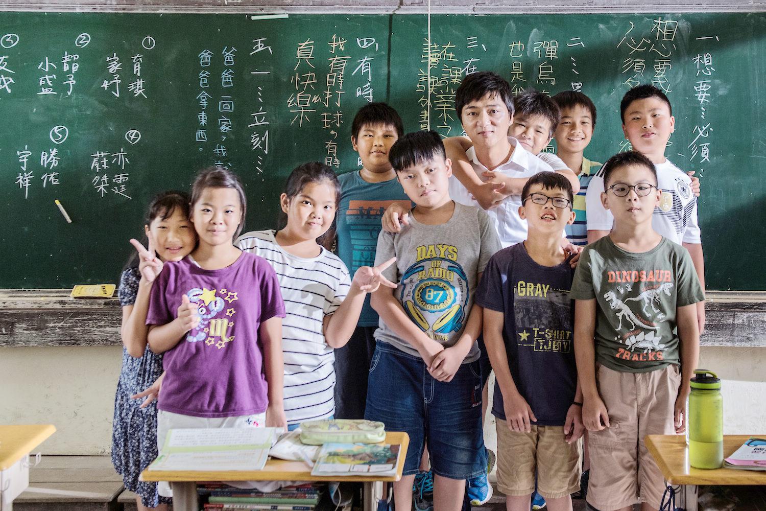藍葦華飾演人生陷入掙扎的代課教師，與孩子們打成一片。（海鵬提供）