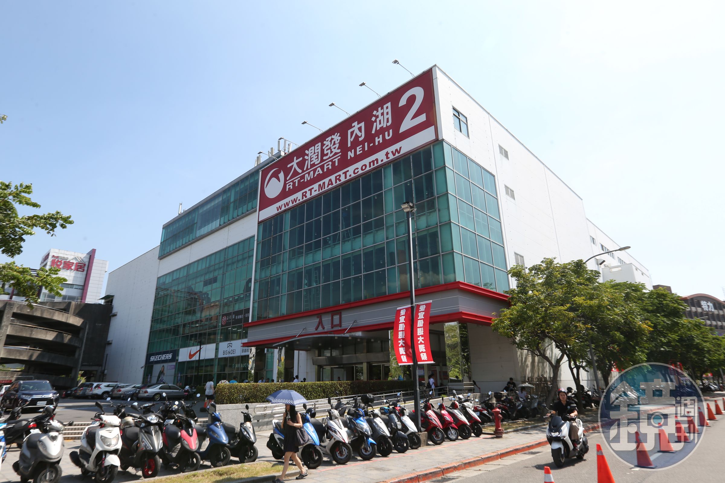 一名確診個案曾至大潤發內湖二店內的鐵板燒用餐。（本刊資料照）