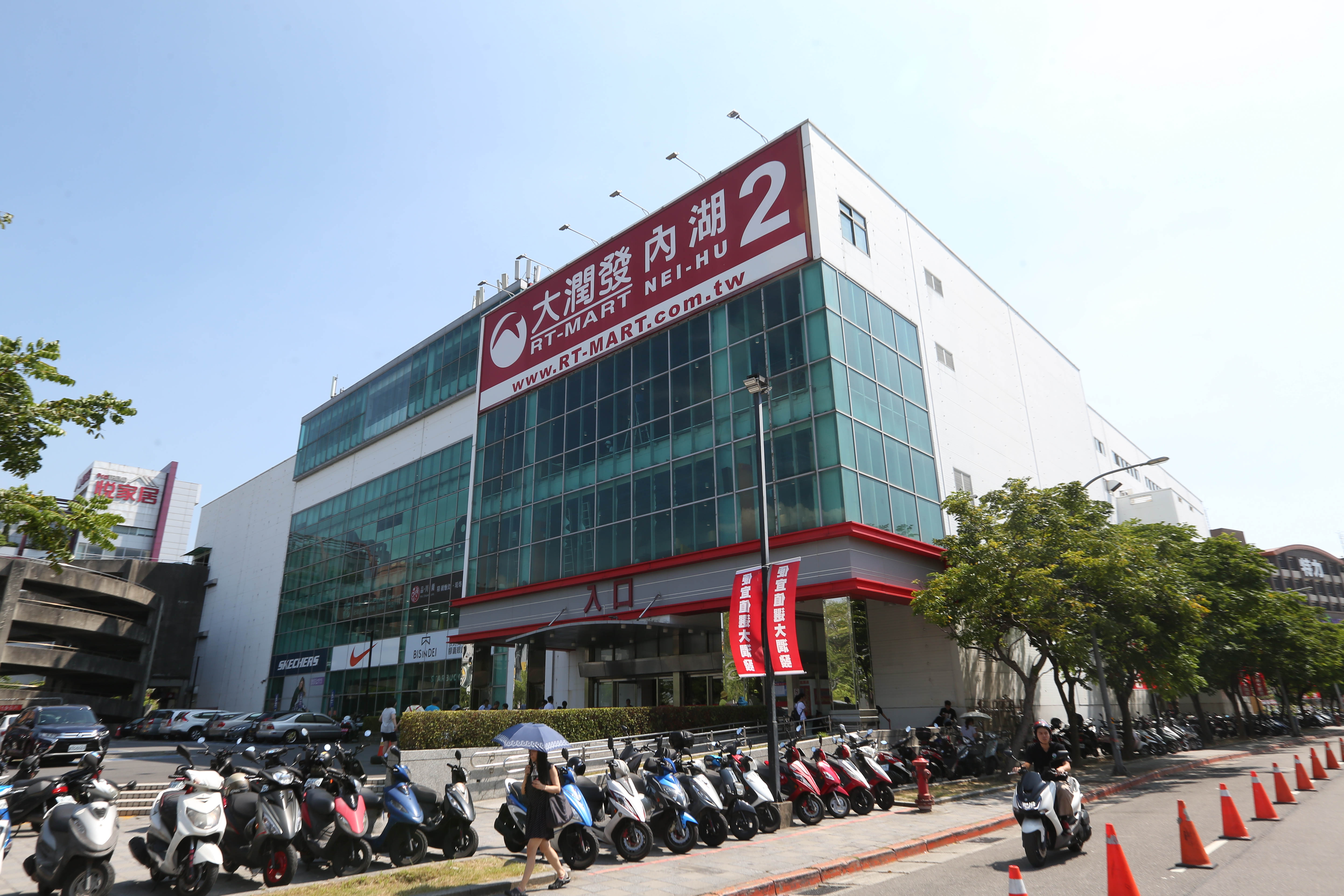 一名確診個案曾至大潤發內湖二店內的鐵板燒用餐。（本刊資料照）