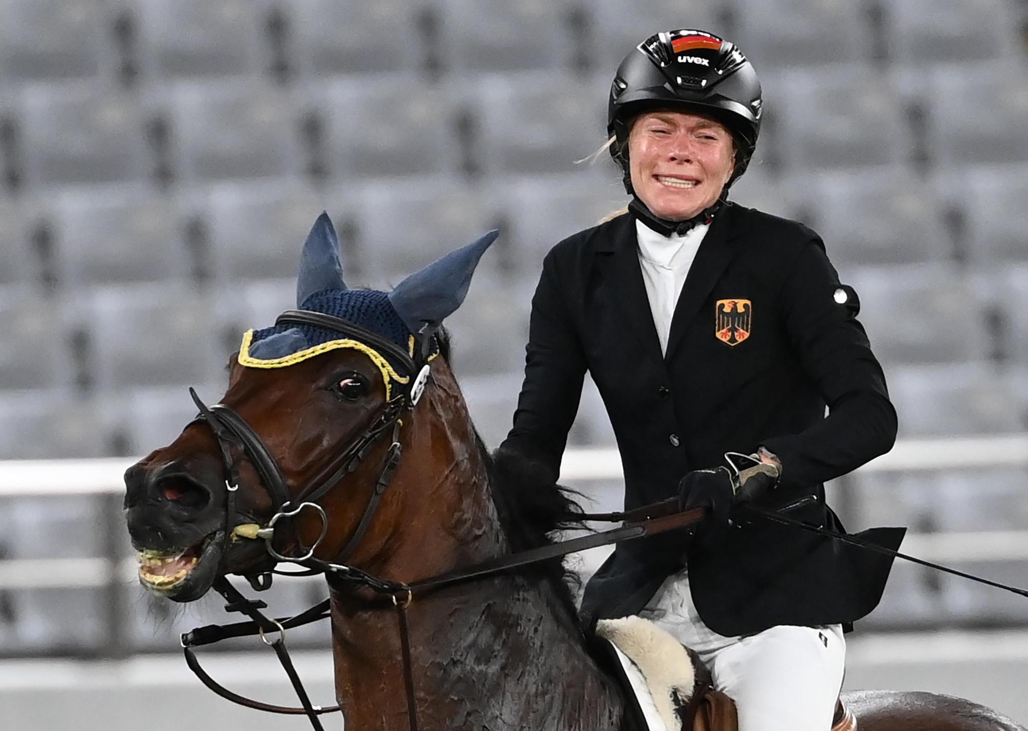 現代五項德國選手史勒在馬術項目中,因未能順利駕馭馬匹分數掛蛋,當場爆哭。(東方IC)