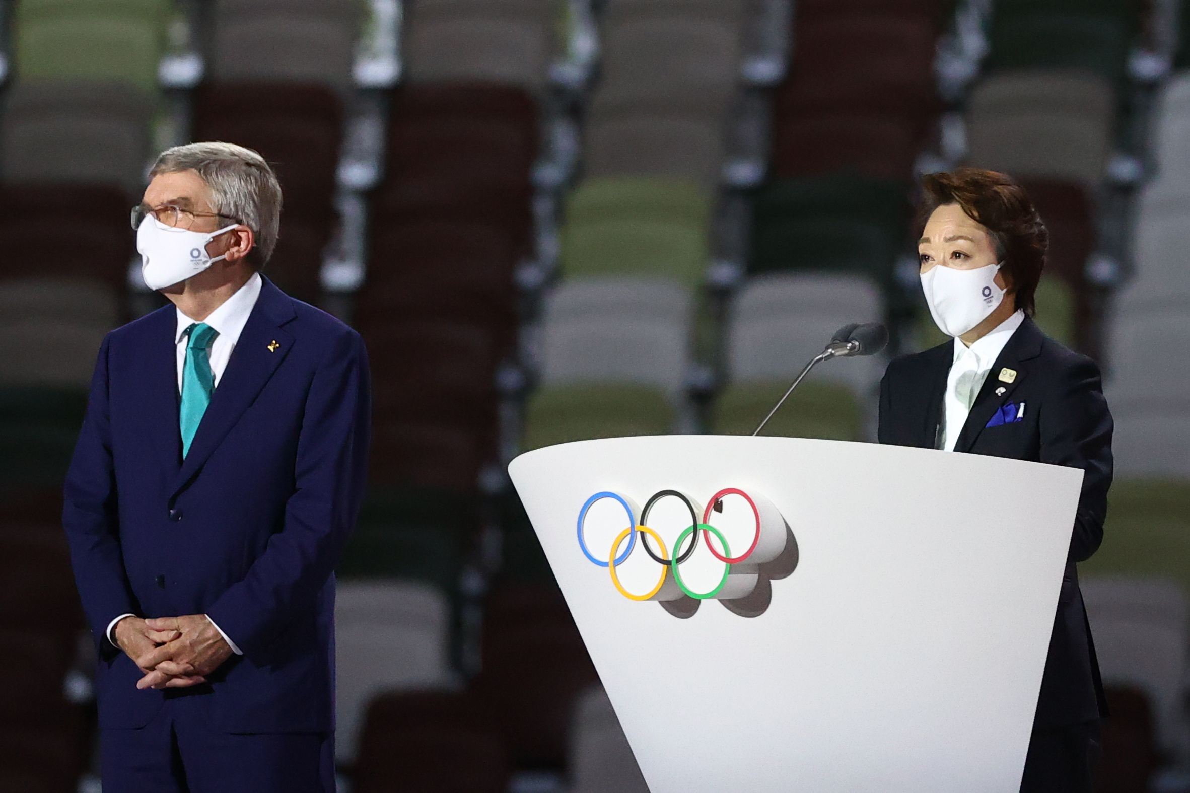 橋本聖子在致詞時，一隻蛾停在奧運五環的紅色環上，吸引網友注意。（東方IC）