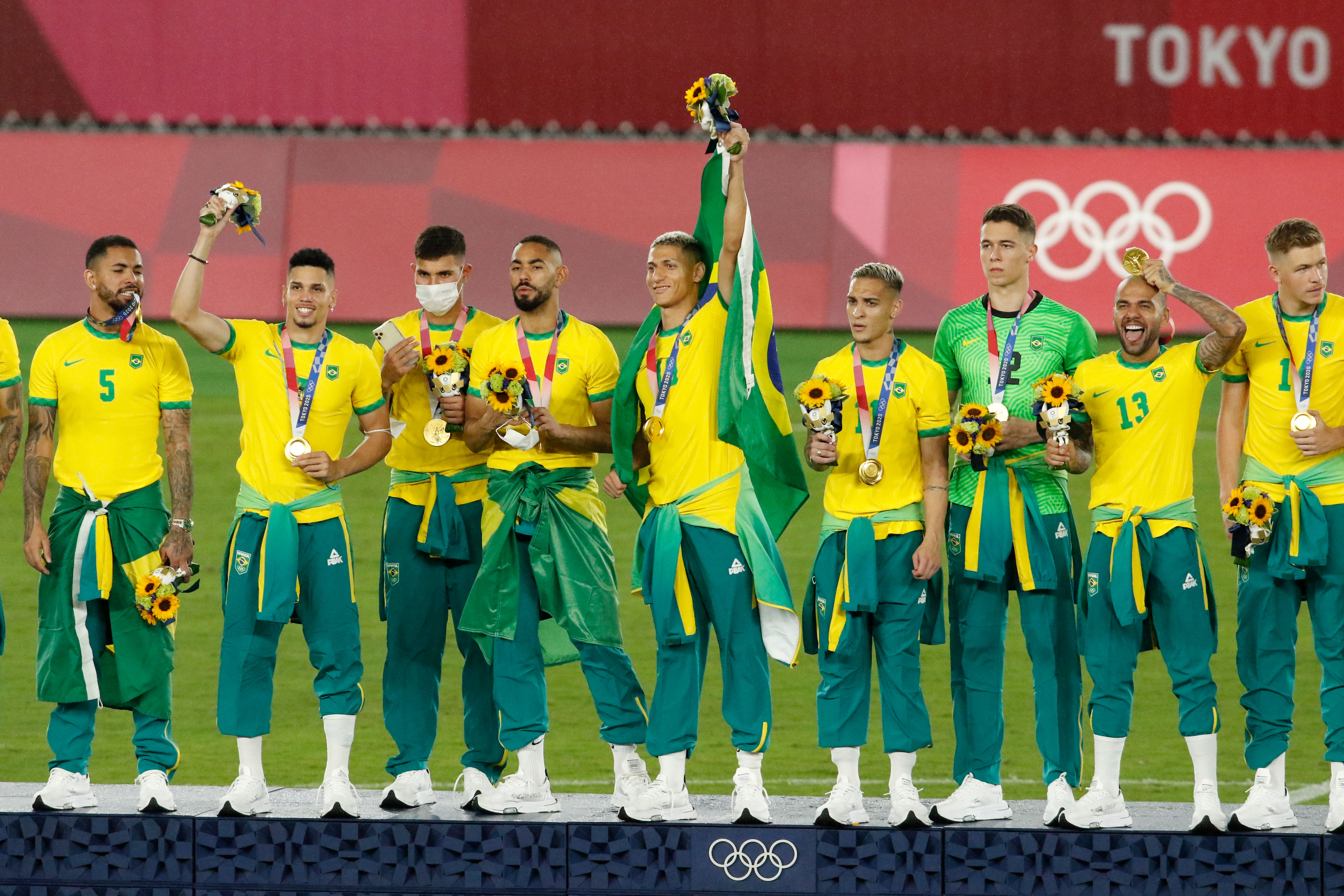 巴西男足成功衛冕奪金，在頒獎典禮時卻沒有穿上贊助商「中國匹克」的運動服，而是將其綁在腰上。（東方IC）