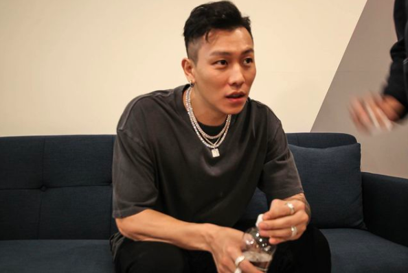 瘦子對吳亦凡使用skr很有意見，特別在直播中電爆一下。（翻攝自瘦子IG）