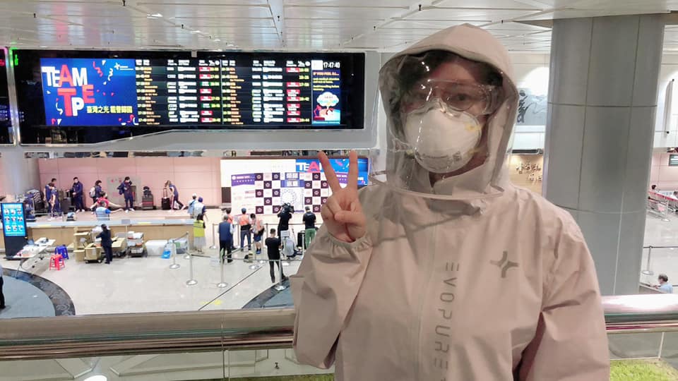 何庭歡的班機時間剛好在空手道奧運代表團回國之後，可以在機場「另類接機」。（翻攝自何庭歡臉書）