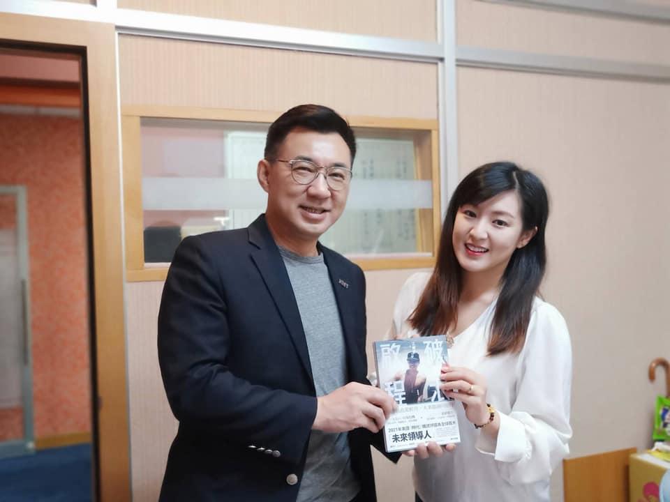 何庭歡(右)曾擔任韓國瑜參選總統時的競辦發言人,選後轉戰廣播節目主持人。圖左為國民黨主席江啟臣。(翻攝自何庭歡臉書)