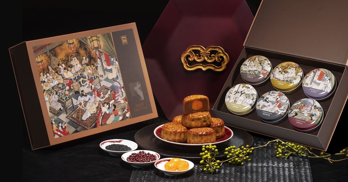 國賓飯店典藏夜宴六入月餅禮盒，售價1,520元。內含：蓮蓉蛋黃、相思紅豆、純香黑芝麻、大甲香芋，以及新口味金鑽鳳梨、桂圓紅棗。