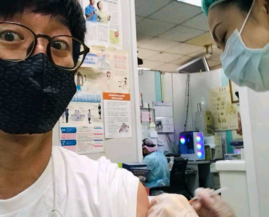 柯宇綸先前力挺國產疫苗，不過日前宣布已注射第一劑AZ。（翻攝自柯宇綸臉書）