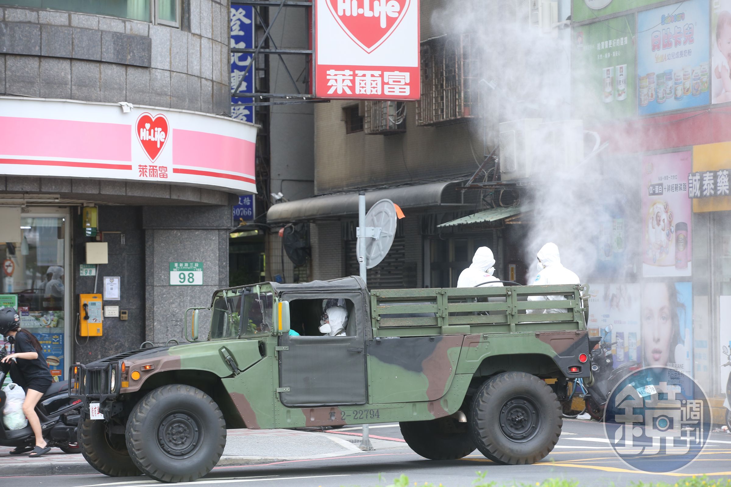 台灣防疫有成，讓本土確診數近日沒有往上攀升的趨勢，圖為國軍化學兵上街頭清消。（本刊資料照）