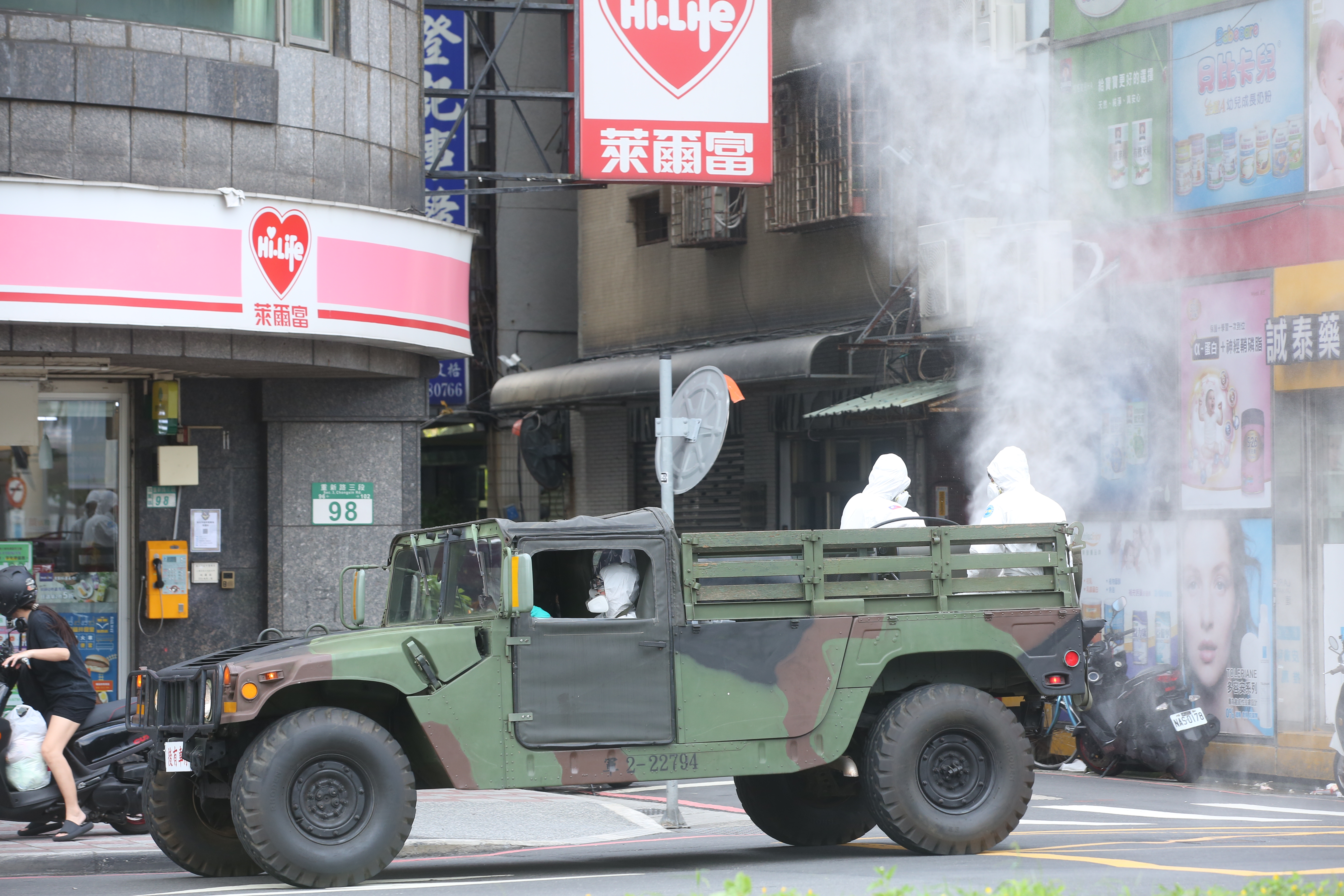 台灣防疫有成，讓本土確診數近日沒有往上攀升的趨勢，圖為國軍化學兵上街頭清消。（本刊資料照）