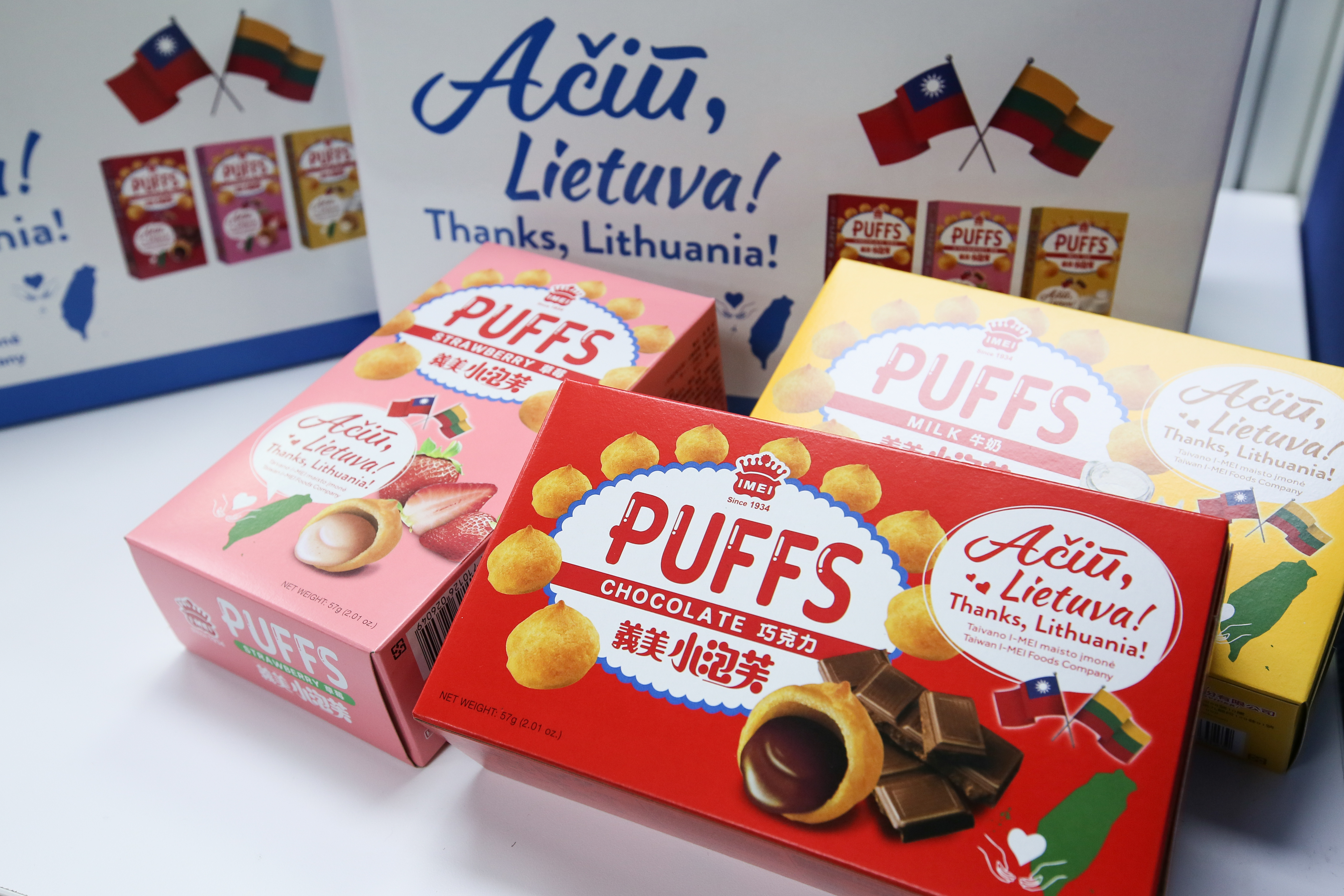 義美食品回贈一個貨櫃小泡芙向立陶宛致謝，特別設計限定泡芙包裝，表達台灣民間的謝意。