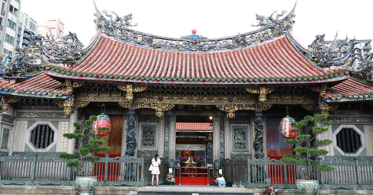 台北龍山寺是台灣相當有名的月老廟與悠遊付合作,使用悠遊付APP就有機會線上領取姻緣金。(圖/鏡週刊資料照)