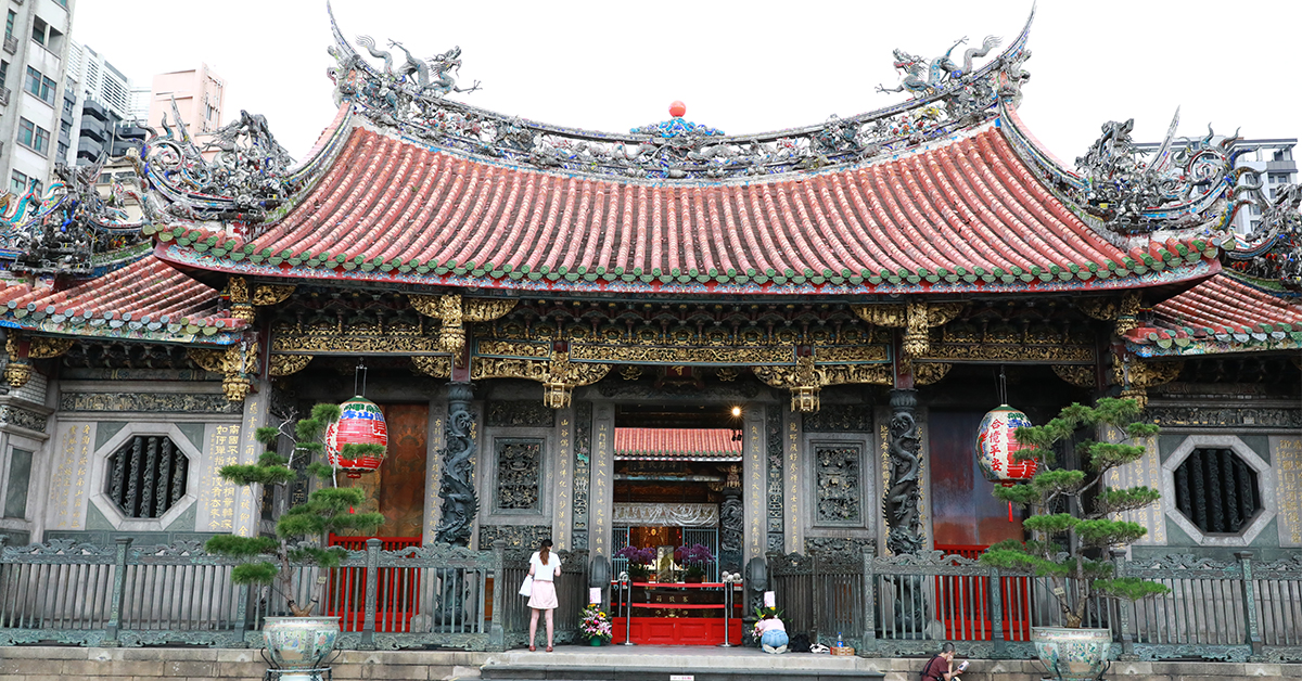 台北龍山寺是台灣相當有名的月老廟與悠遊付合作，使用悠遊付APP就有機會線上領取姻緣金。(圖/鏡週刊資料照)