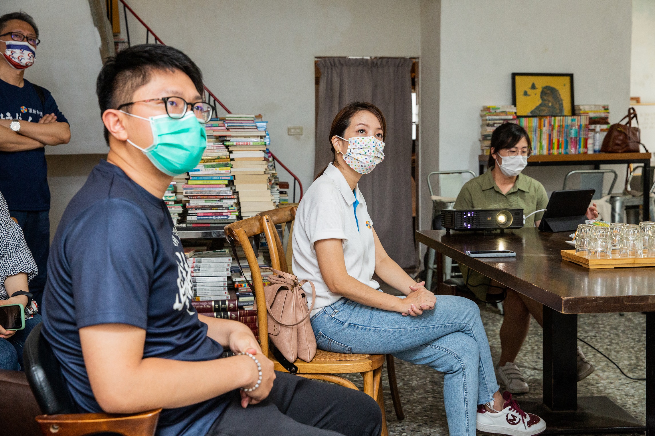 頂新和德文教基金會副執行長蕭巧怡（右二）聽取簡報。（頂新和德文教基金會提供）
