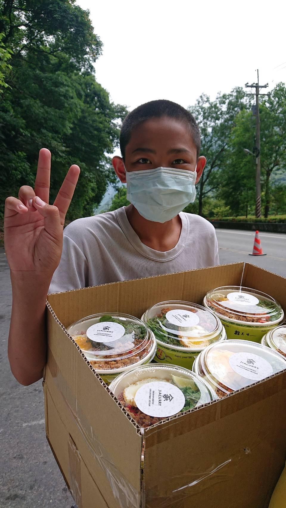 七月贈送便當至偏鄉部落。（頂新和德文教基金會提供）