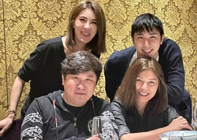 小禎一家人歡慶慶祝父親節,媽媽秀秀(右前)難得入鏡。(翻攝自小禎臉書)
