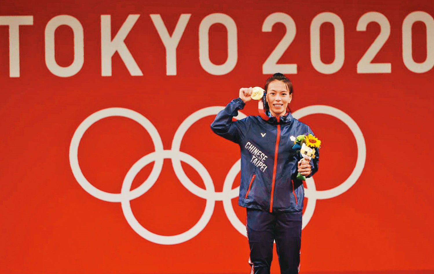 台灣在東奧共獲12面獎牌，究竟是曇花一現或體育國力的另一境界，有賴政府與民間共同努力來證明。圖為舉重金牌郭婞淳。（體育署提供）