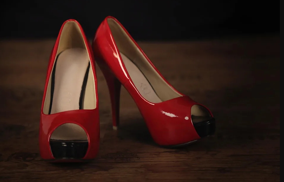 前刑事警官「條子鴿」表示，過去有同事鐵齒，不小心說錯話，結果被女鬼偷看洗澡甚至還入夢糾纏，車內也突然出現的一雙紅色高跟鞋。（翻攝pixabay）