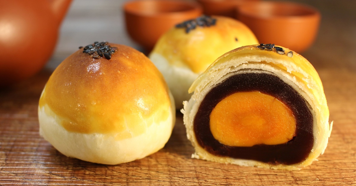 銷售突破百萬顆的長榮經典蛋黃酥，選用宜蘭三星的黃金鴨蛋黃、白蘭地提味、香軟綿密豆沙，是老饕吃不膩的好經典。(蛋黃酥精裝禮盒9入每盒890元)