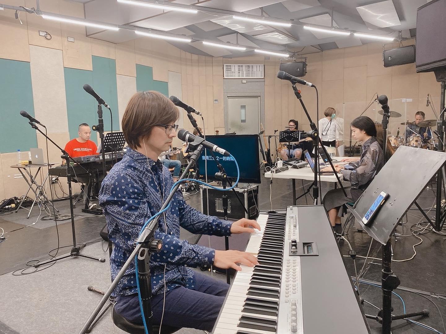 林隆璇苦心研究後,至今已創作超過1000首膾炙人口的歌曲,參與製作超過100張專輯。(ChillNoW短影音平台提供)