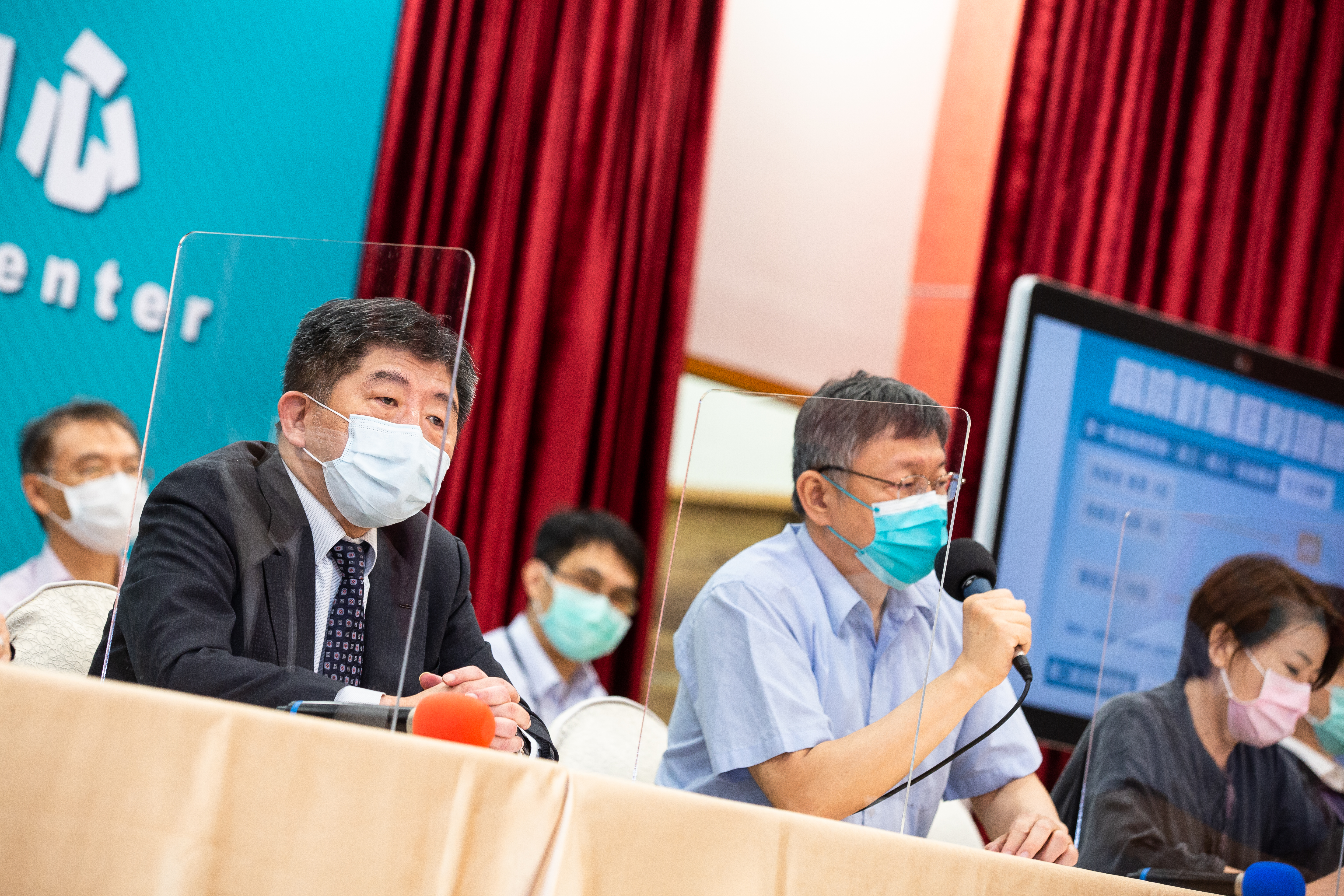 批評陳時中（左）全台最傲慢卻被網友翻出舊言論是自打臉，柯文哲（右）則表示，「我隨時都在反省」。（本刊資料照）