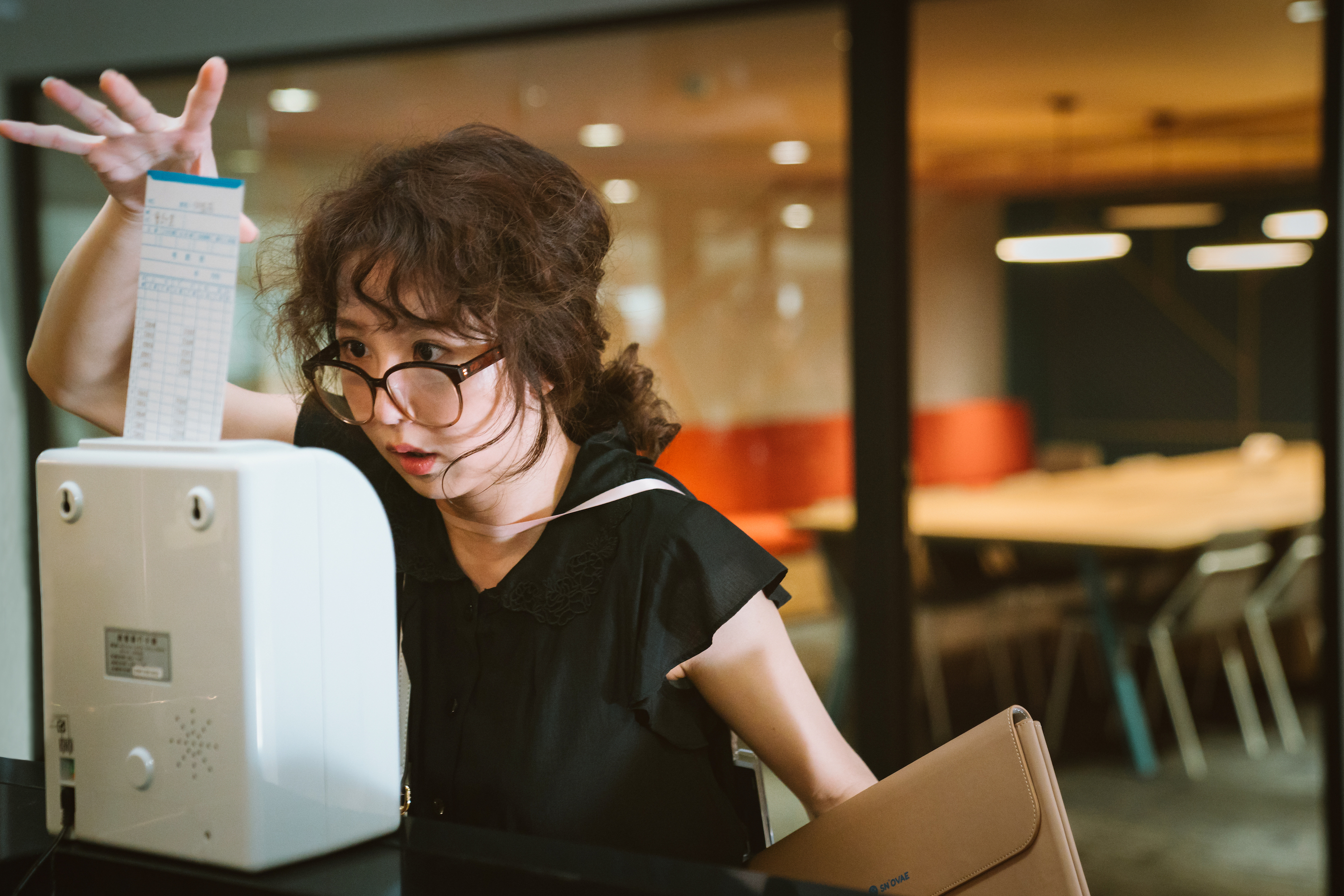 郭書瑤是《何百芮的地獄毒白》女主角，演出脫胎自宅女小紅的何百芮。（彼此影業提供）