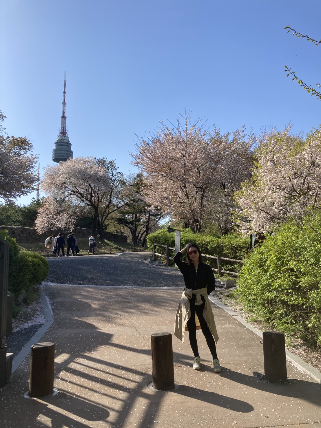 許茹芸喜歡山上美景，她身後是有名的首爾塔。（許茹芸提供）
