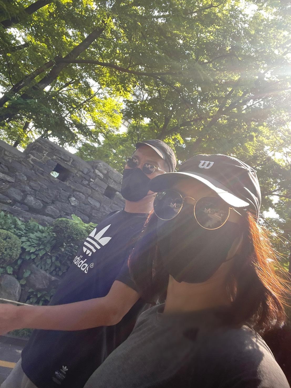 疫情關係,許茹芸和老公回首爾後,只能戴著口罩去爬山。(許茹芸提供)