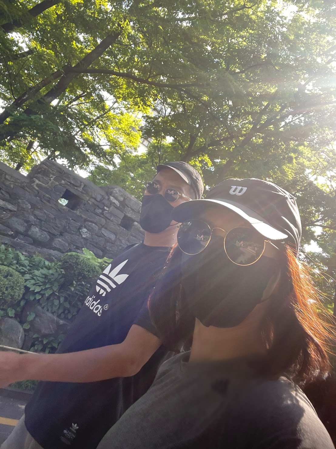 疫情關係，許茹芸和老公回首爾後，只能戴著口罩去爬山。（許茹芸提供）