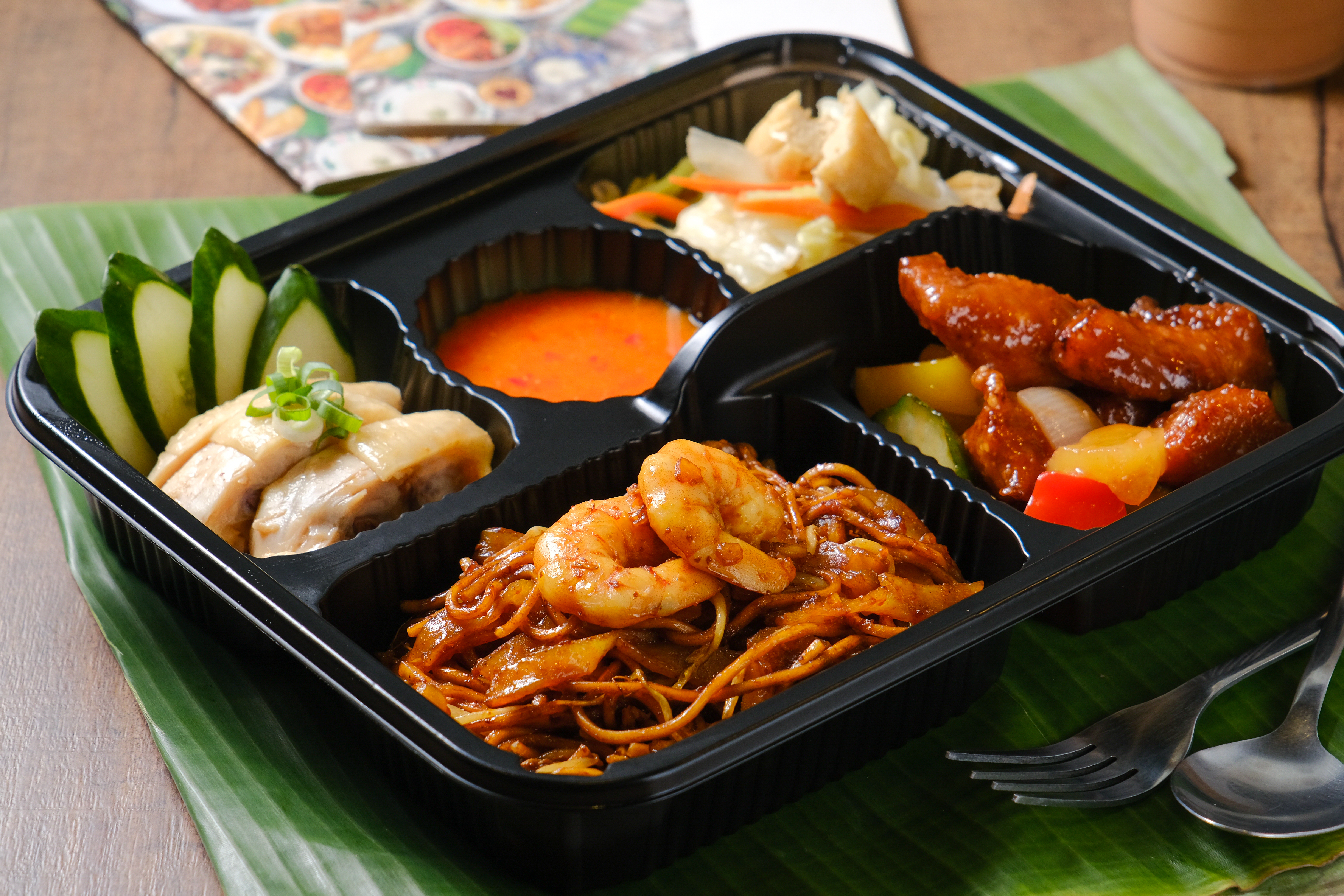 「池先生Kopitiam」在防疫警戒期間，推出2款豪華便當，能一次吃到多種招牌料理。