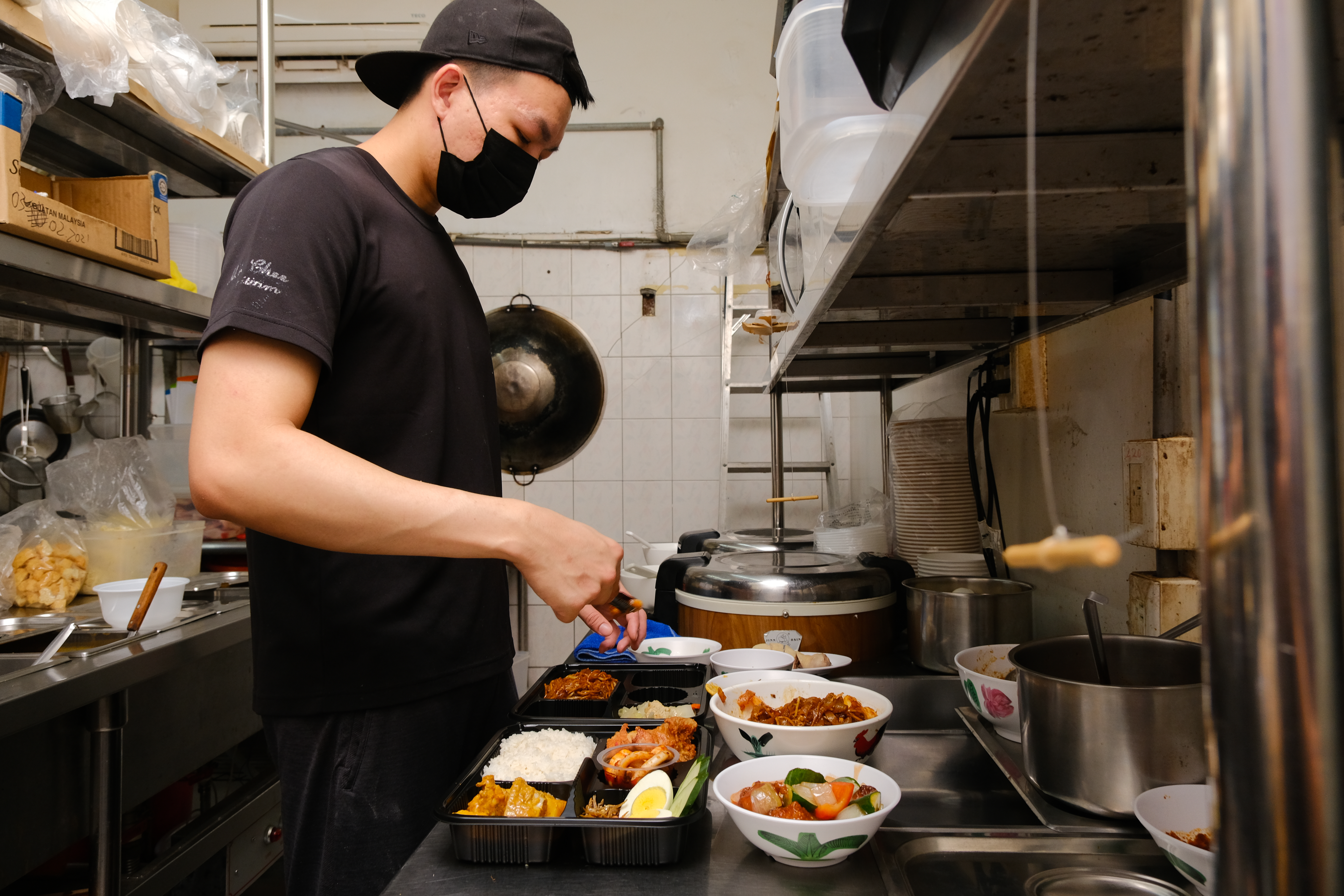 餐廳內場員工有一半來自馬來西亞，因此料理口味頗道地。