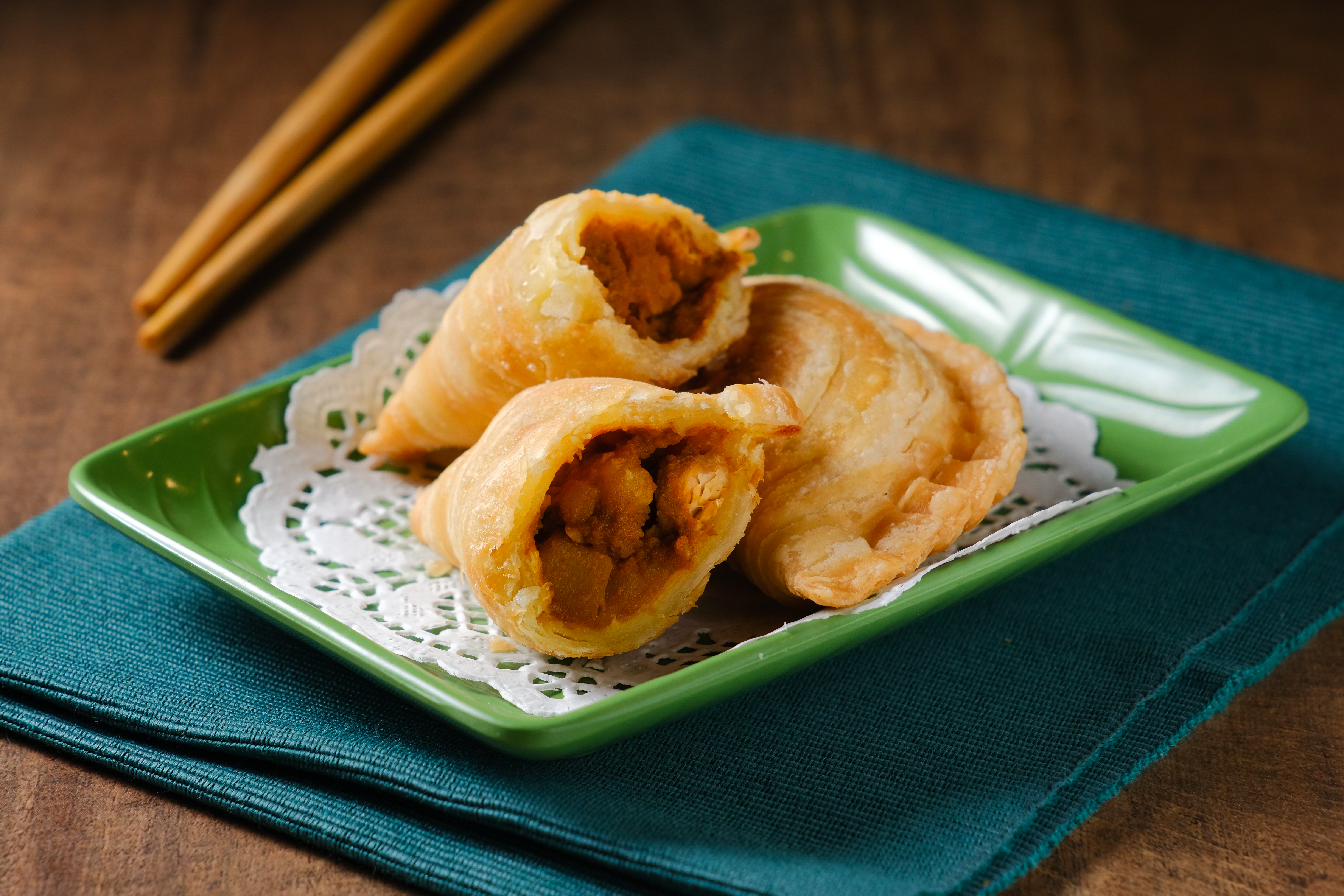 「螺形雞肉咖哩角」外皮酥口有層次，薯泥肉末餡有濃郁咖哩香。（130元／份、2個）