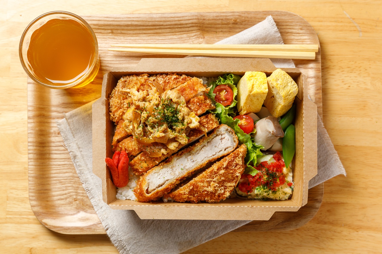 「勇氣食堂」在防疫期間推出的外帶定食便當，分量十足。