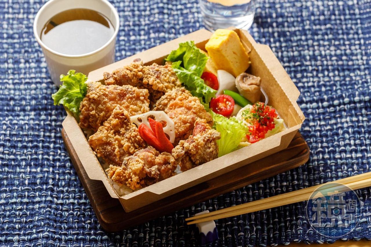「龍田揚炸雞」的雞肉有先醃漬過，吃起來酥香入味、還有鮮甜雞汁，配菜玉子燒、 胡麻蔬菜及馬鈴薯沙拉都很清爽可口。（170元／份） 