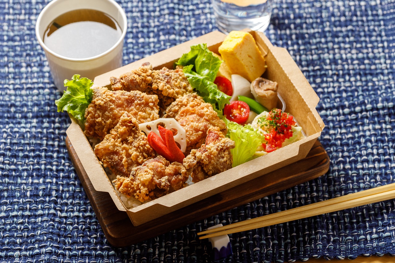 「龍田揚炸雞」的雞肉有先醃漬過，吃起來酥香入味、還有鮮甜雞汁，配菜玉子燒、 胡麻蔬菜及馬鈴薯沙拉都很清爽可口。（170元／份） 