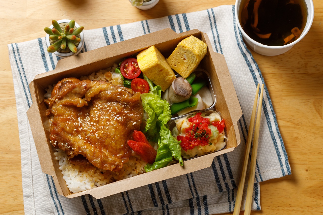 「白酒醬燒雞」醬汁用整瓶白酒煮成，滋味香甜開胃。（230元／份）