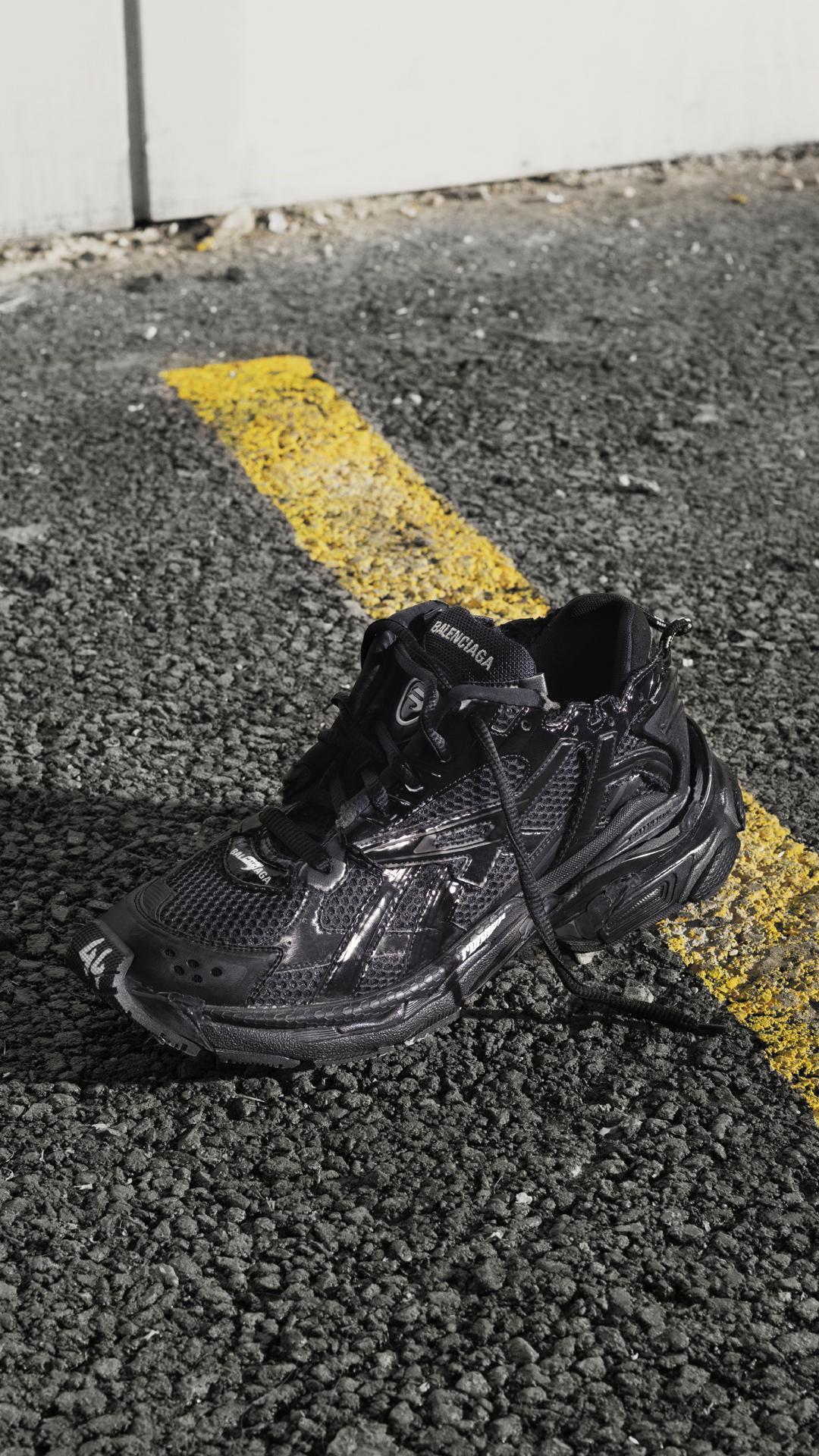上頭的印刷鞋碼，是與之前不同的手寫字體。 Runner運動鞋 NT$35,500 BALENCIAGA。（BALENCIAGA提供）