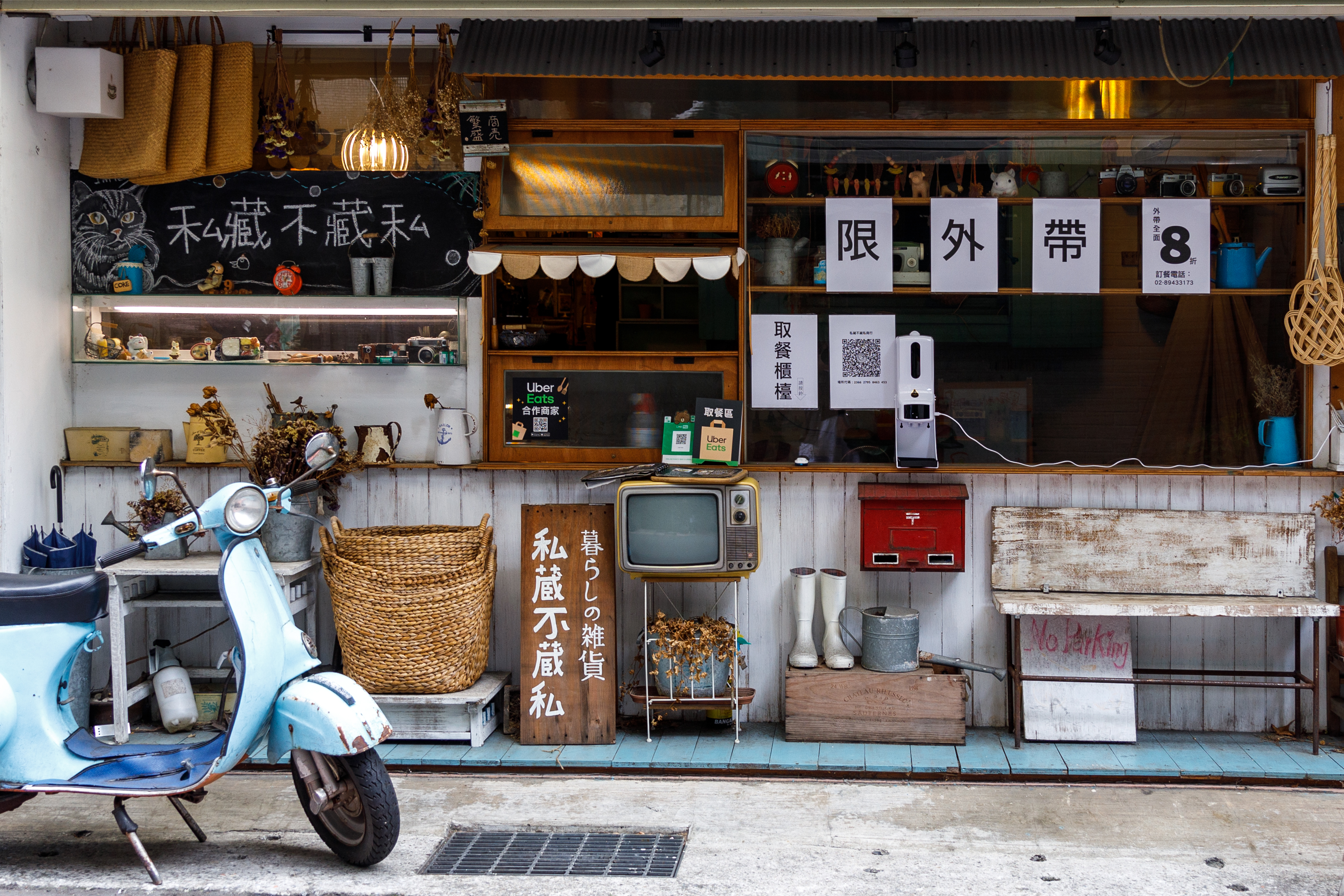 老闆將店門口的窗戶外推，做成像是餐車的取餐口。