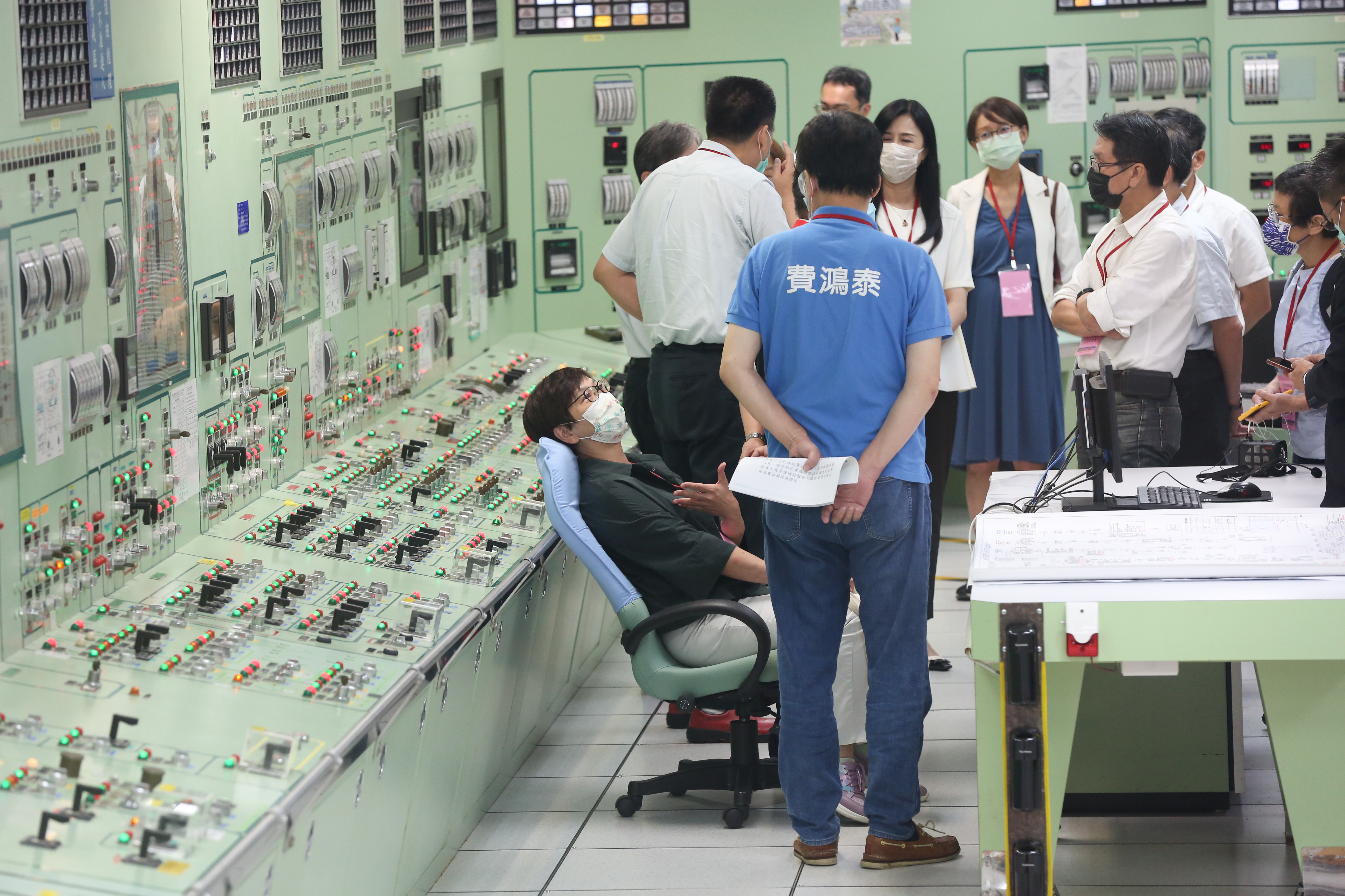 立法院經濟委員會共15名立委今來到核二廠控制室實地了解跳機事故的情況，民眾黨立委蔡壁如試坐造成事故的椅子。