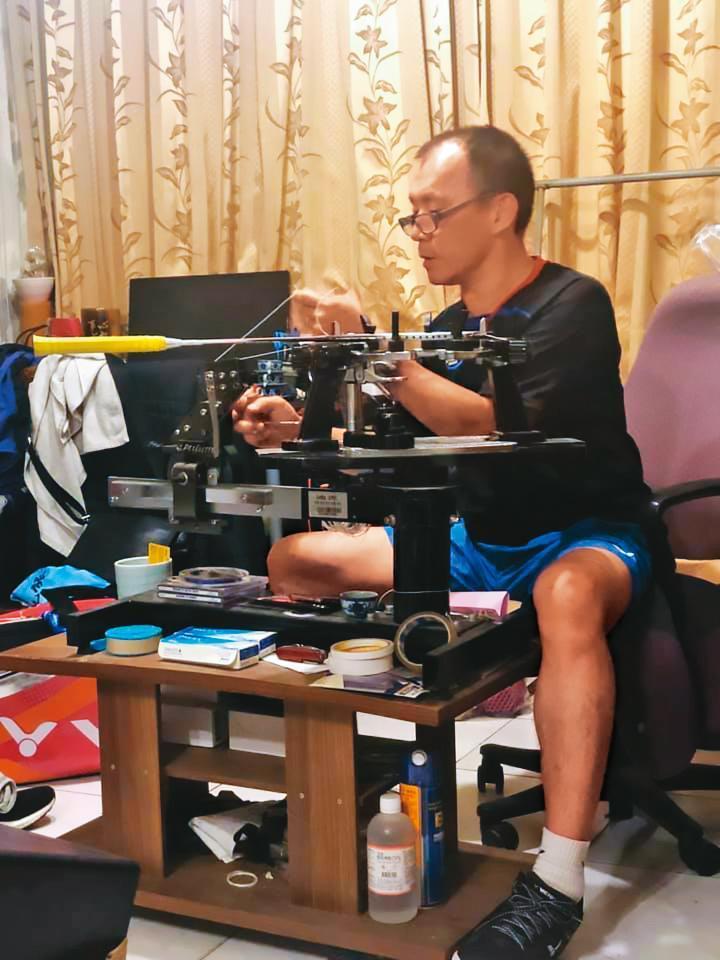 李洋的羽球拍都由父親李峻淯(圖)親手穿線、拉線,他感謝父親一路上的支持。(翻攝李洋臉書)