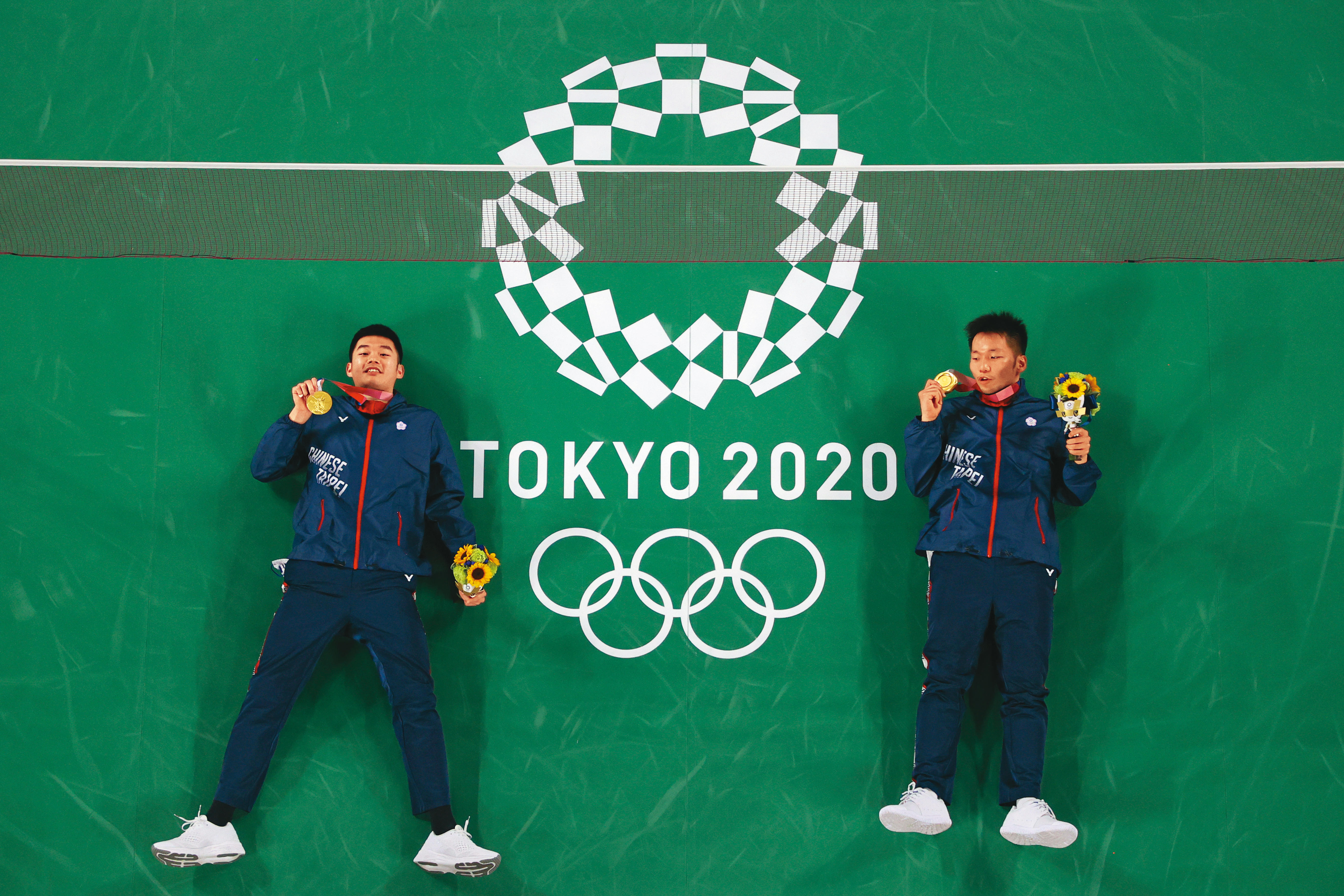 王齊麟（左）與李洋（右）奪下台灣羽球史上第一面奧運金牌。（達志影像）