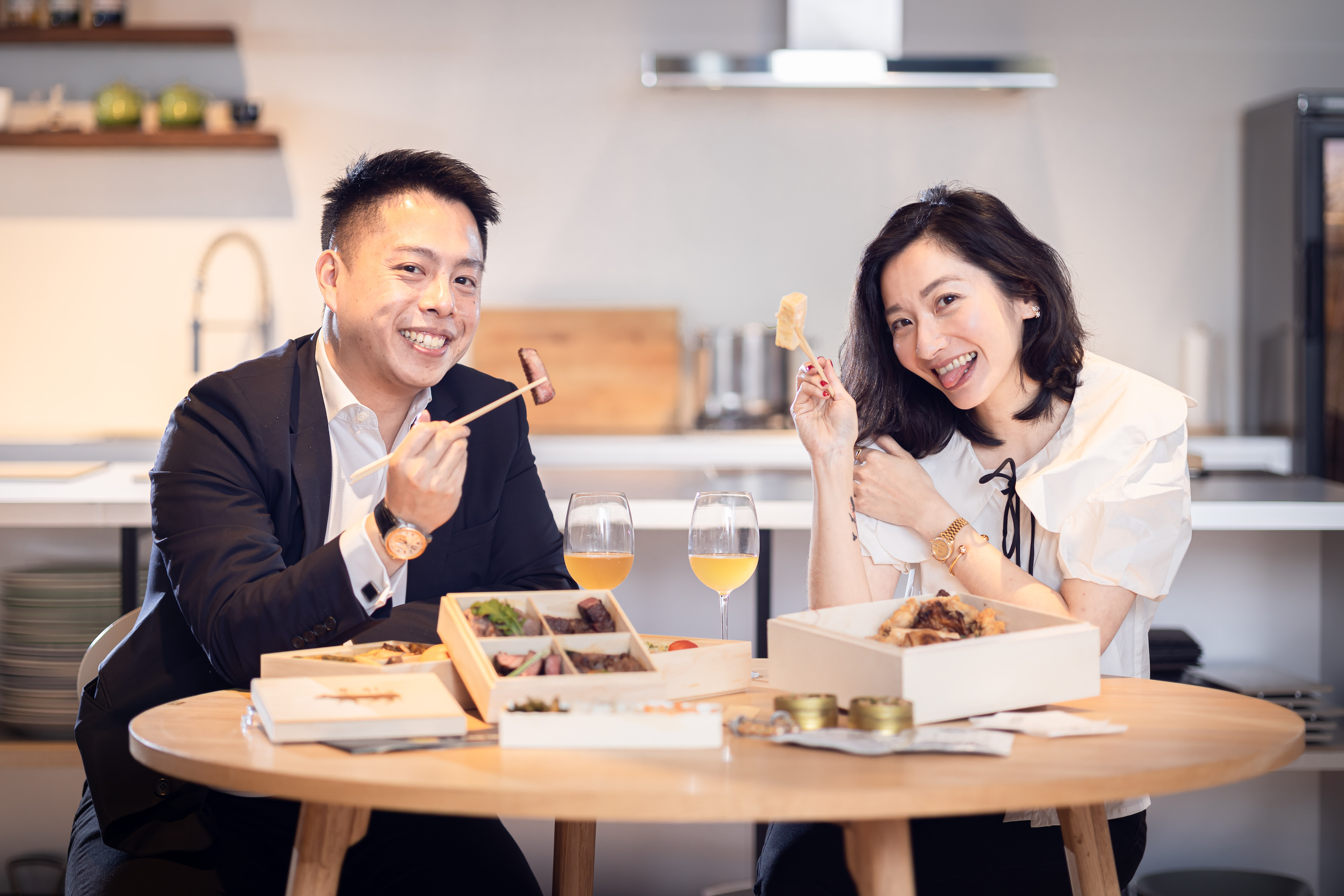 Line Taxi執行長陳泰成（左）攜手Foodie Amber食尚顧問負責人林蓉（右），開發米其林星級餐廳「享饗送」服務，獲得極大的迴響。