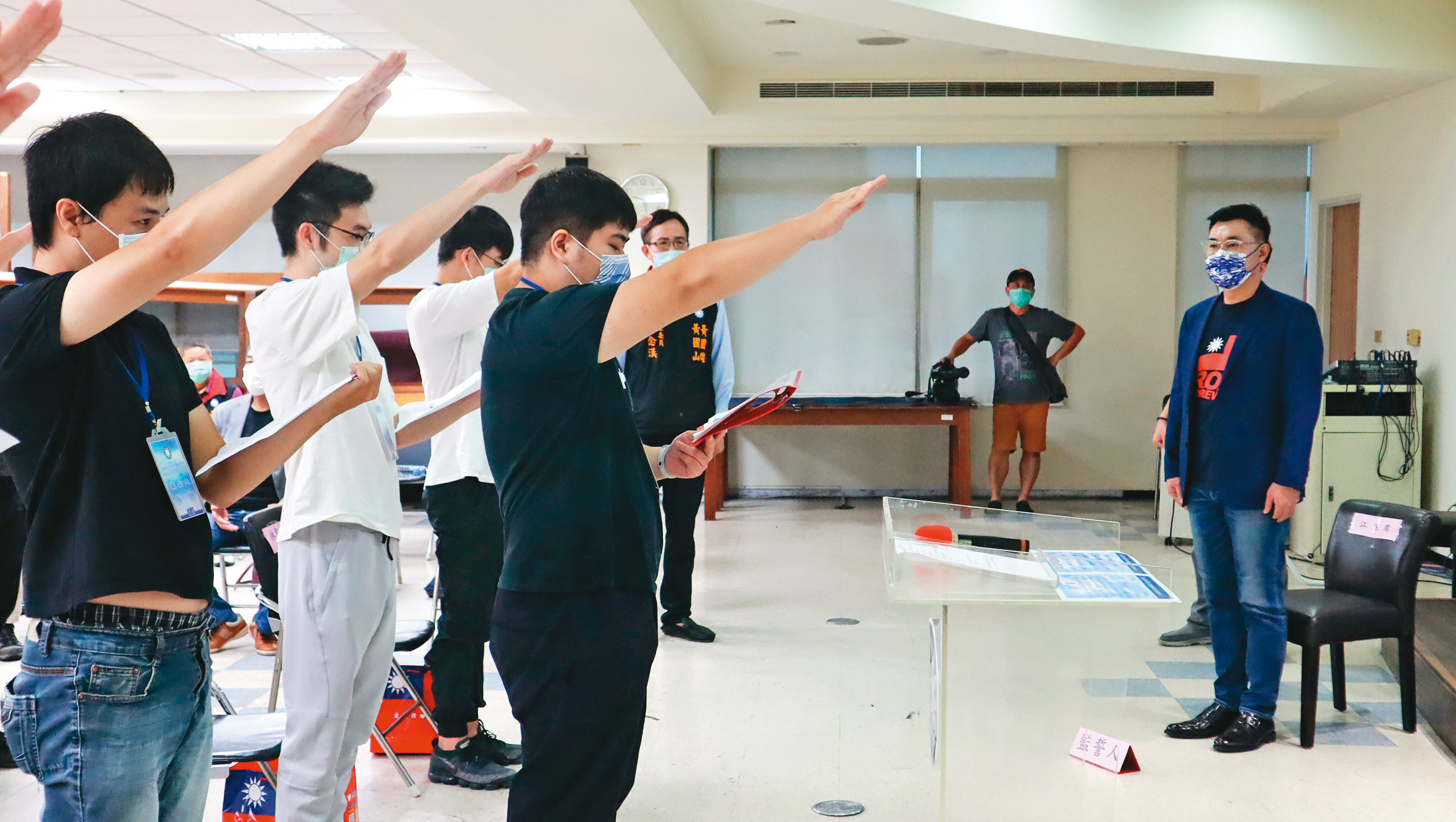 挺江派研判，黨員大戶繳交黨費情況不熱烈，主席選戰的勝負關鍵在於黨員的投票意志。圖為江啟臣（右1）7日在高雄號召年輕人入黨。（國民黨提供）