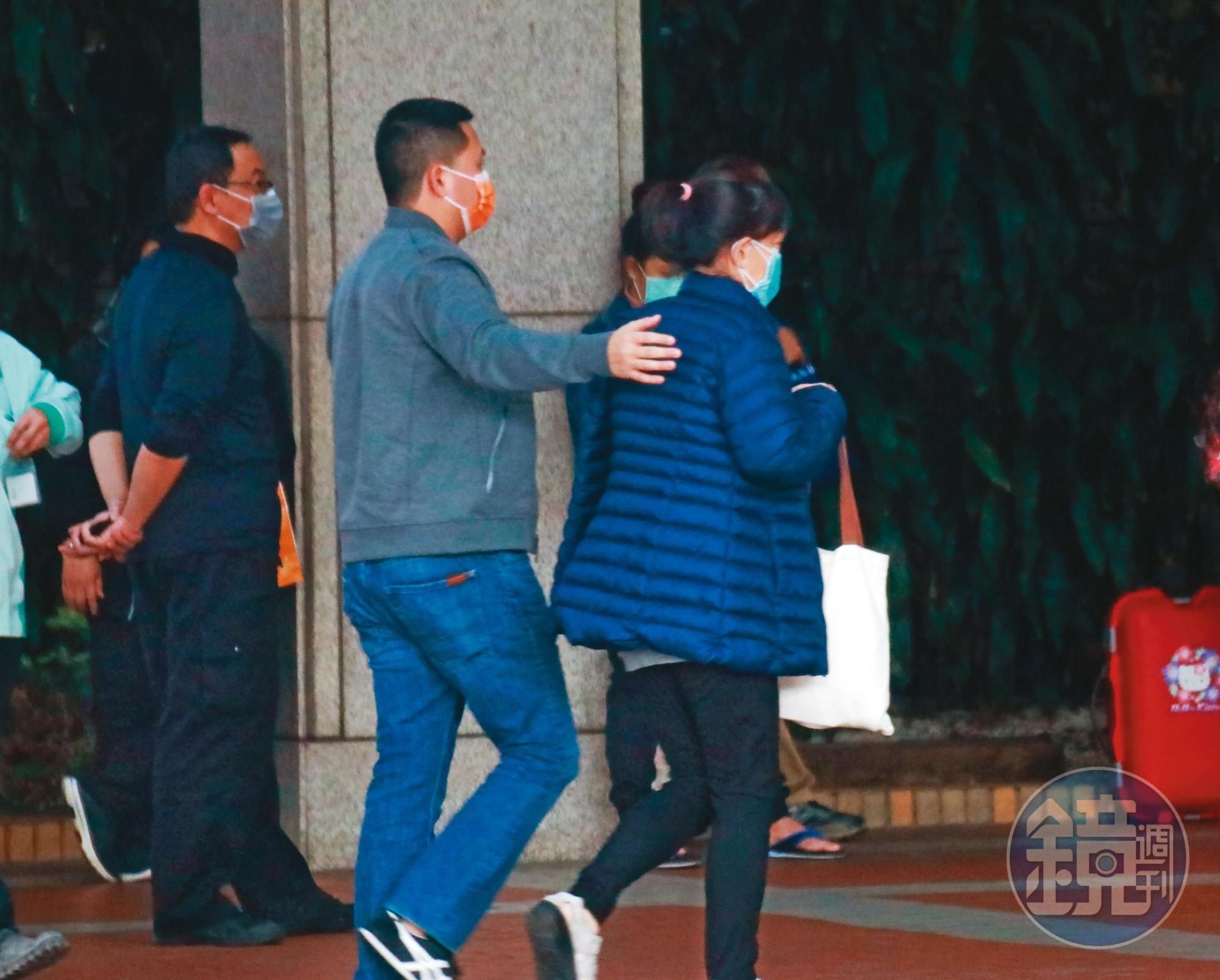 去年底李世聰身受病痛折磨，林孟叡（中）時常前往醫院探視，相當關心李家的狀況。