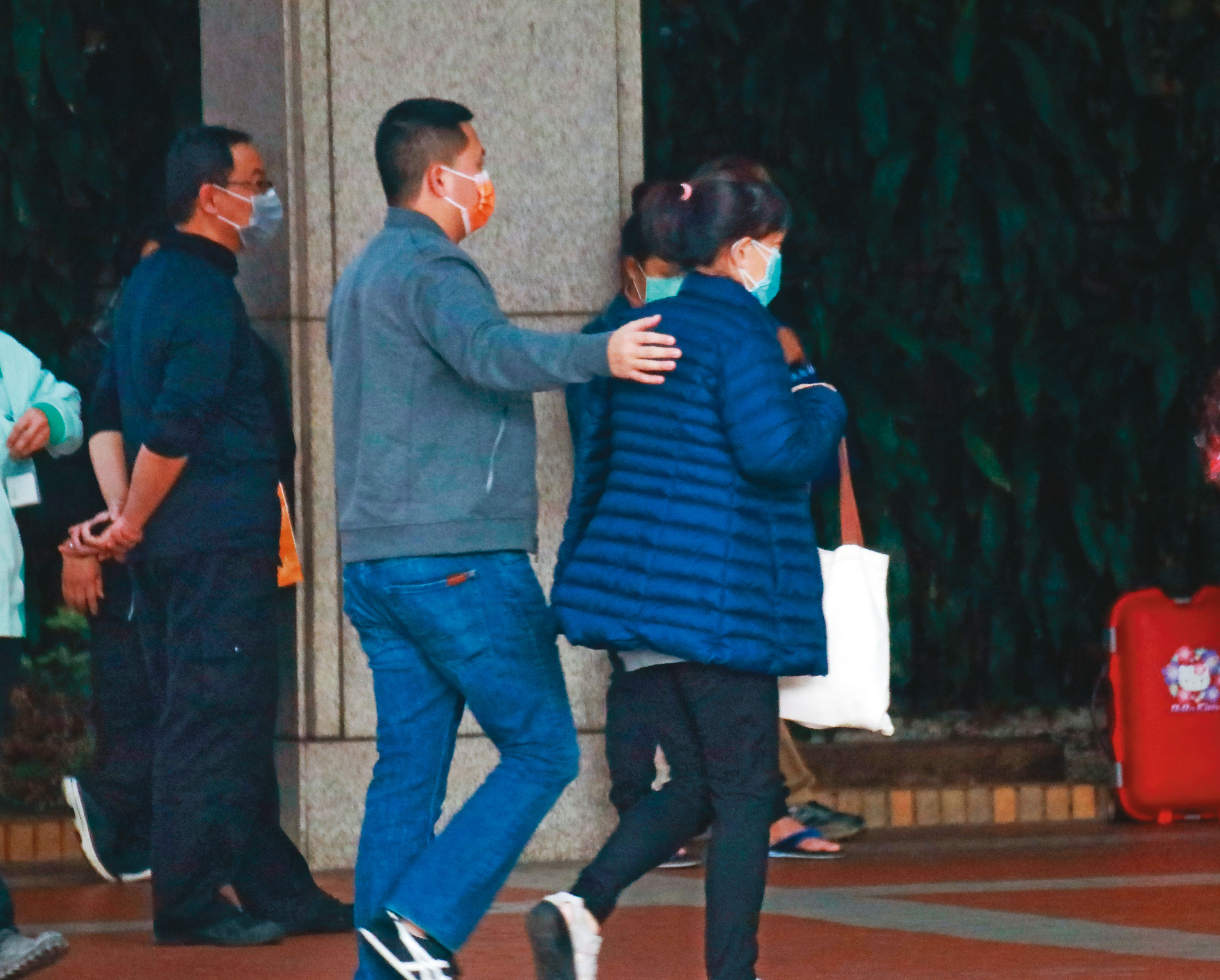 去年底李世聰身受病痛折磨，林孟叡（中）時常前往醫院探視，相當關心李家的狀況。