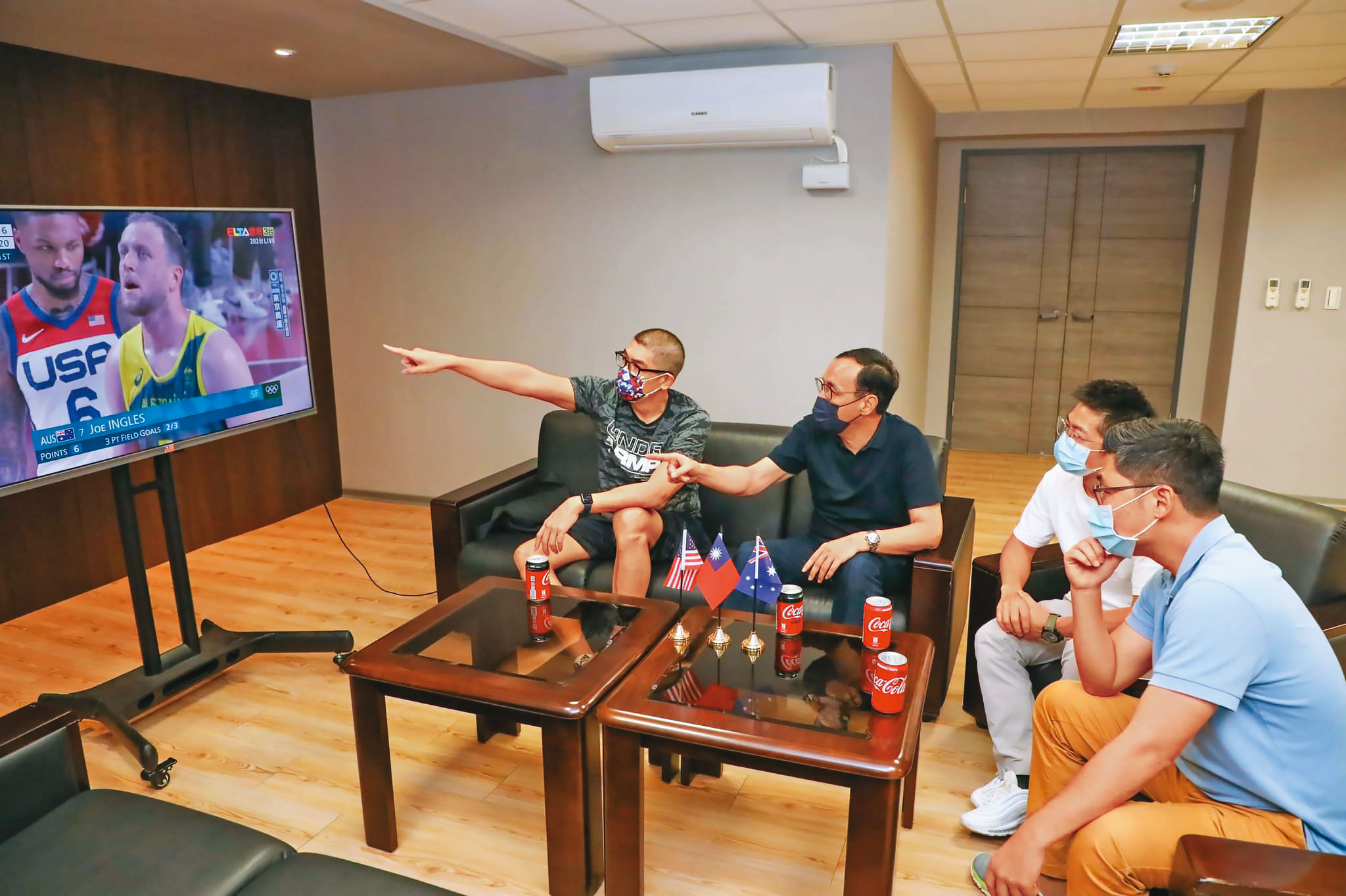 連勝文（左1）宣布不角逐黨魁選舉後，5日與朱立倫（左2）同台提出體育政策，被視為結盟。（翻攝朱立倫臉書）