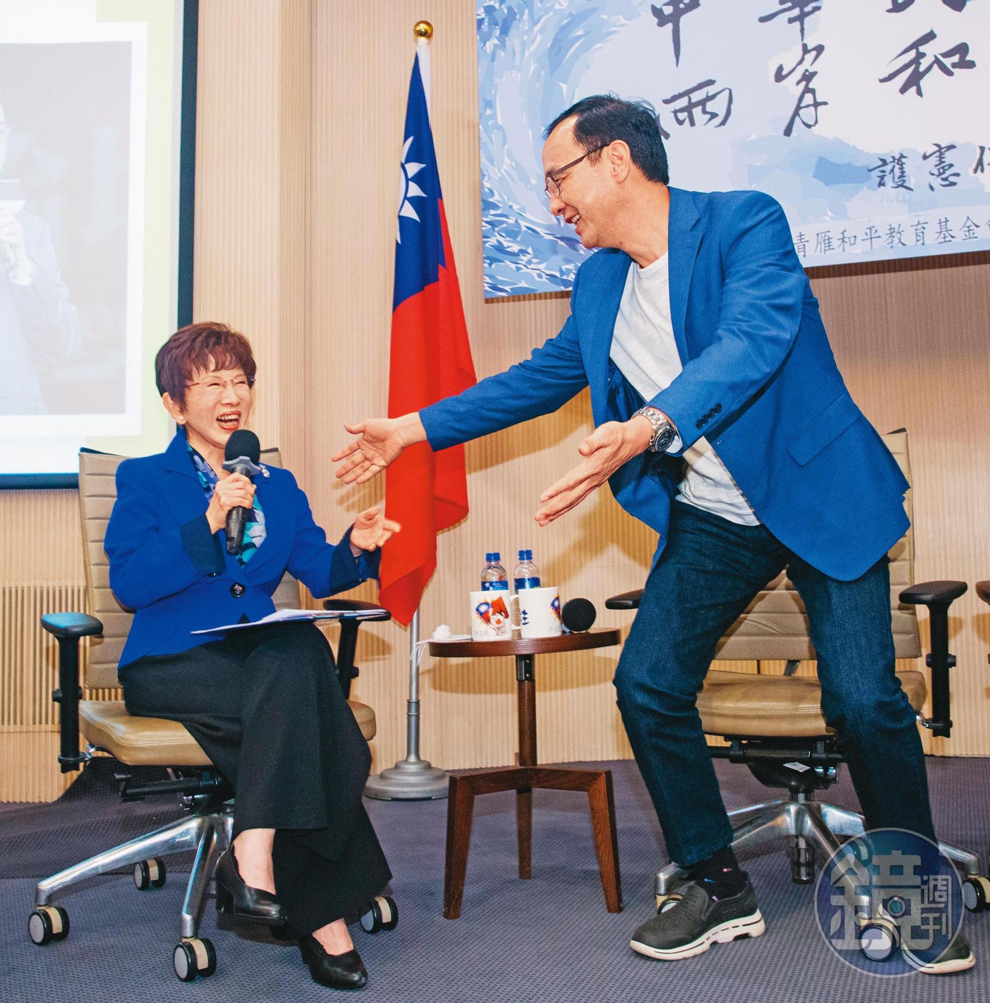 換柱事件造成國民黨元氣大傷，近年來朱立倫（右）積極修補與洪秀柱（左）的關係。圖為朱3月出席洪舉辦的護憲保台論壇。
