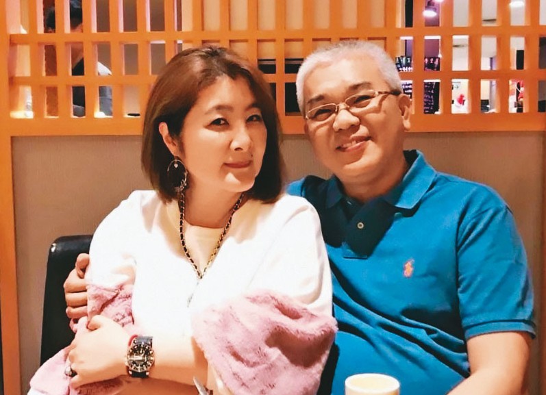 調查局航基站組長徐宿良（右）涉嫌6度盜賣扣案毒品逾524公斤，他個人不法獲利1.6億元，檢方依貪汙罪將他起訴，法院裁定續押。左為徐妻。（翻攝畫面）