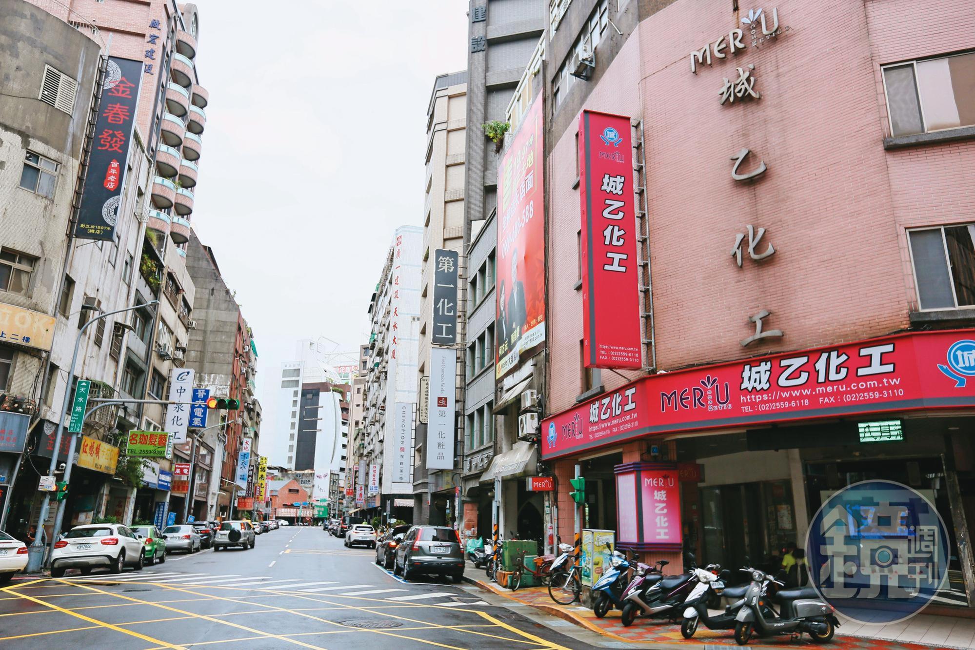 毒梟常至台北市天水路一代的化工行買醋酸鈉等原料，再交給徐宿良偷偷調包K他命謀利。