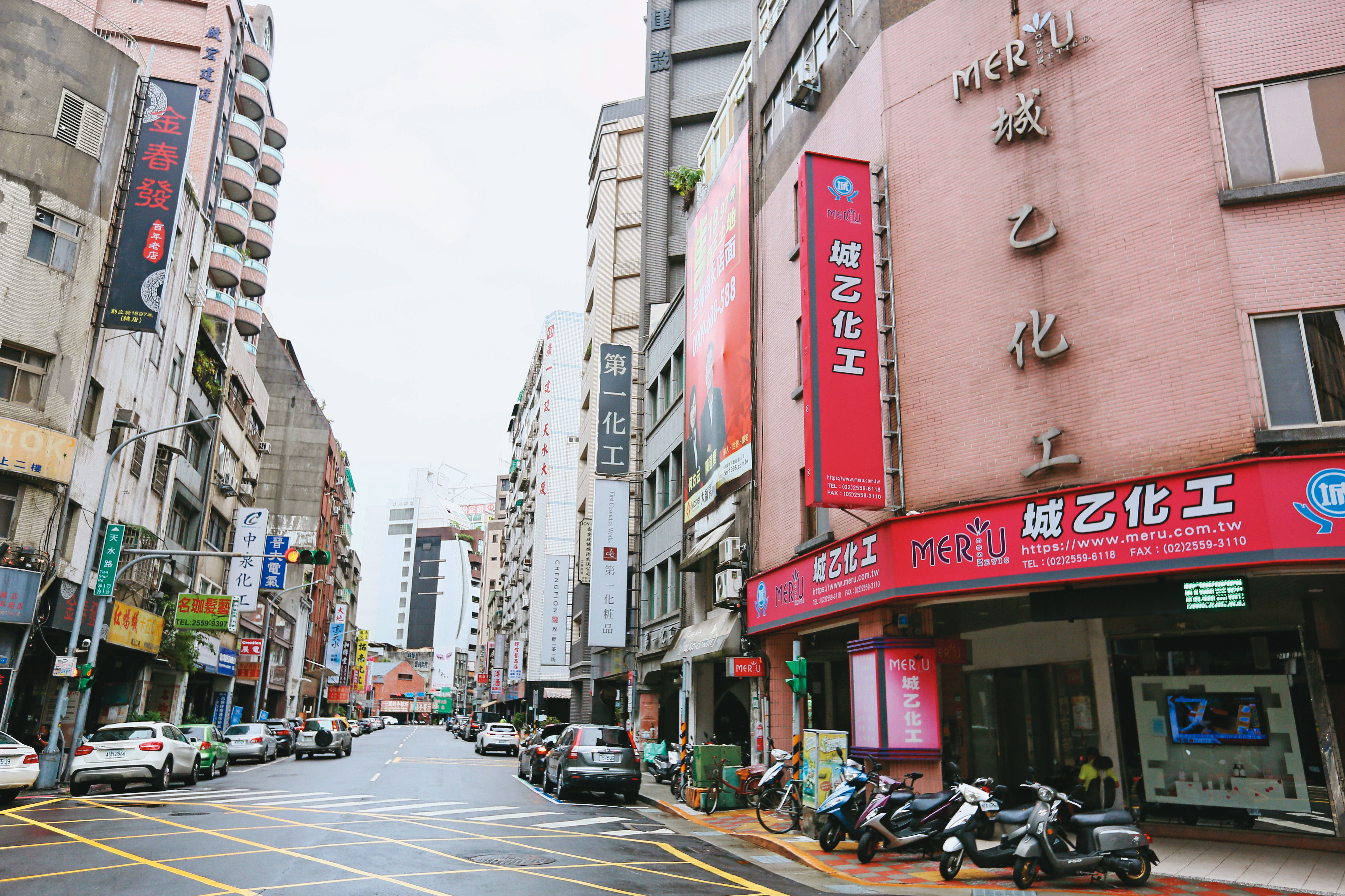 毒梟常至台北市天水路一代的化工行買醋酸鈉等原料，再交給徐宿良偷偷調包K他命謀利。